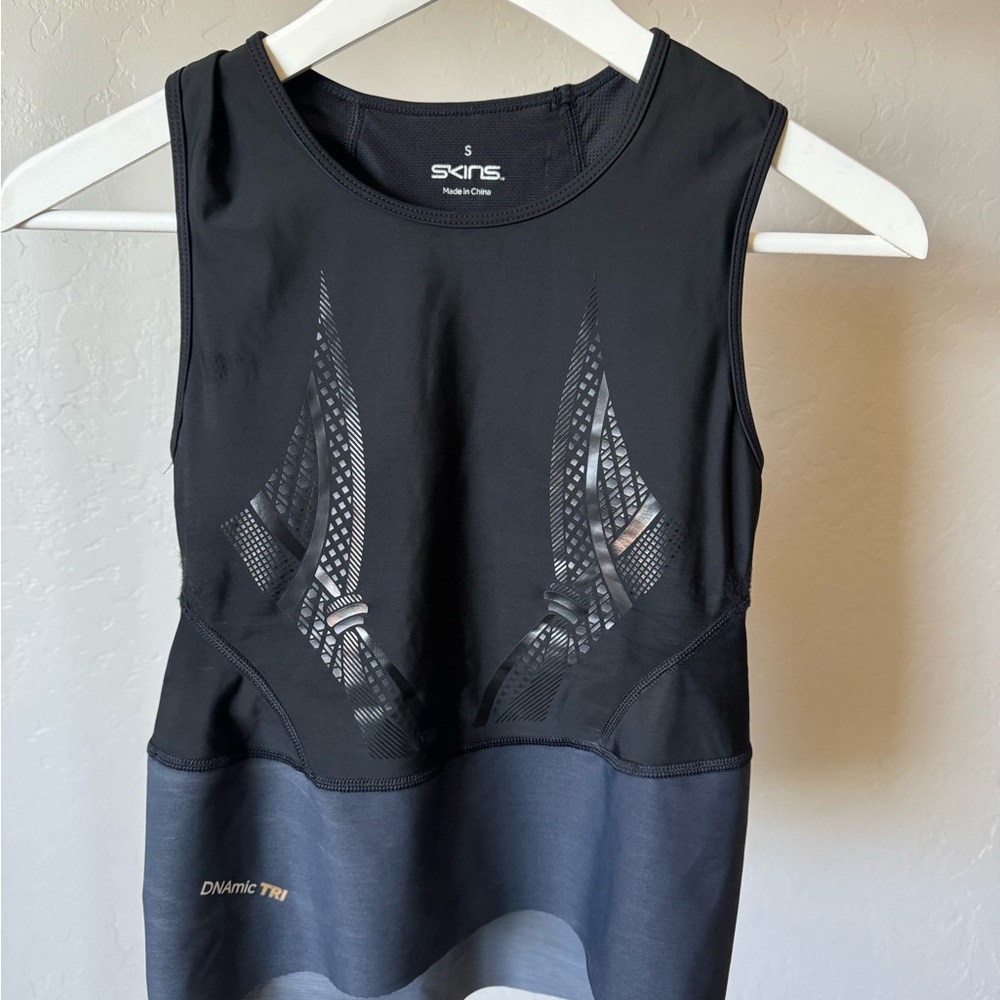 Skin Graphic Crop Tank Top Black and Gray